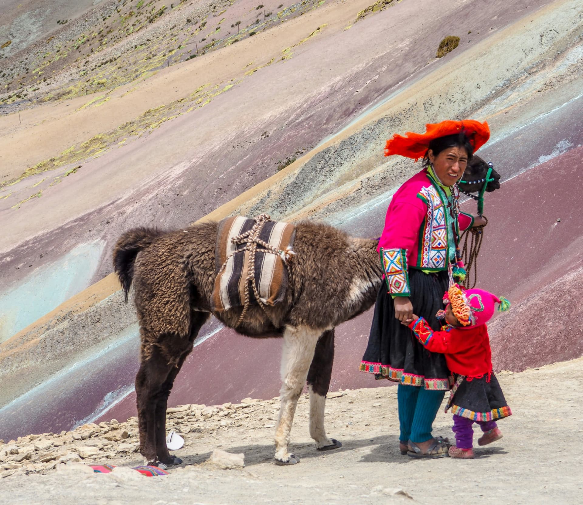 Donna peruviana con un lama sulla Montagna Arcobaleno