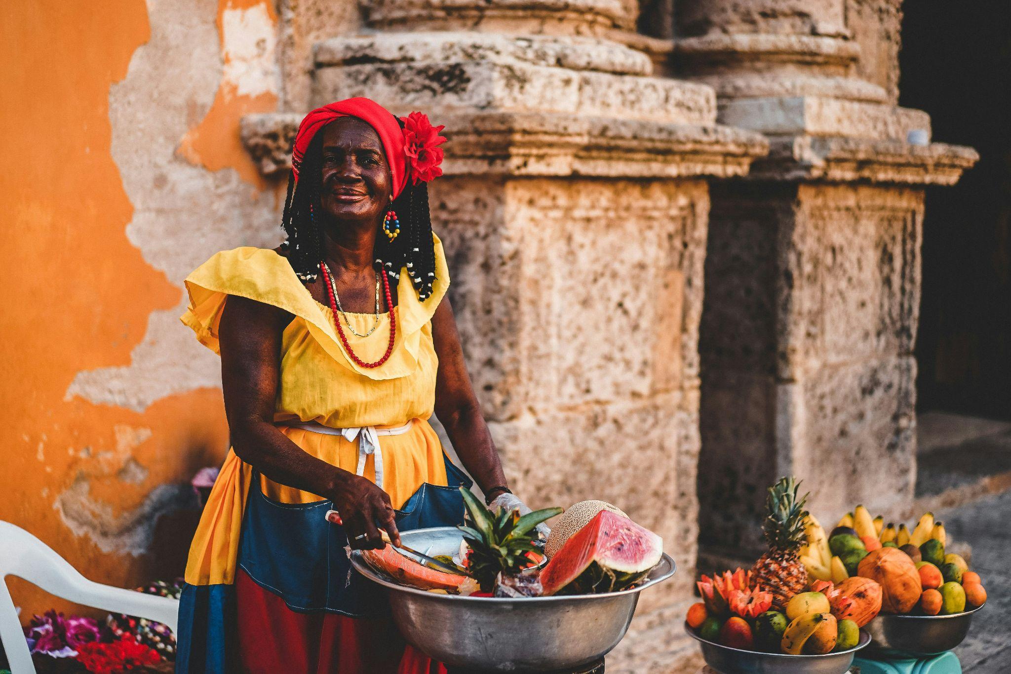 Venditrice di frutta in abito tradizionale a Cartagena