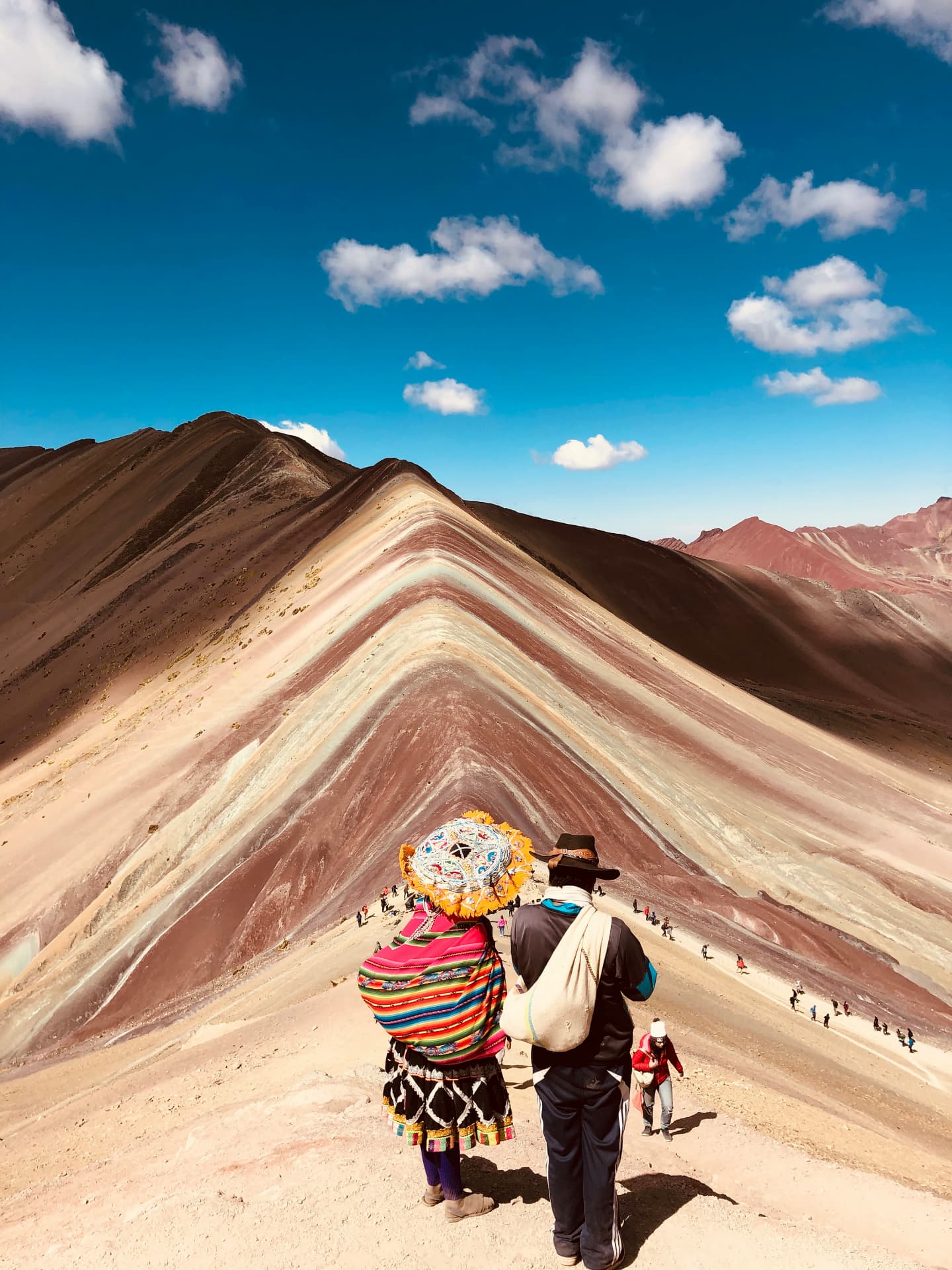 Viaggiatori in abiti tradizionali sulla Montagna Arcobaleno in Perù
